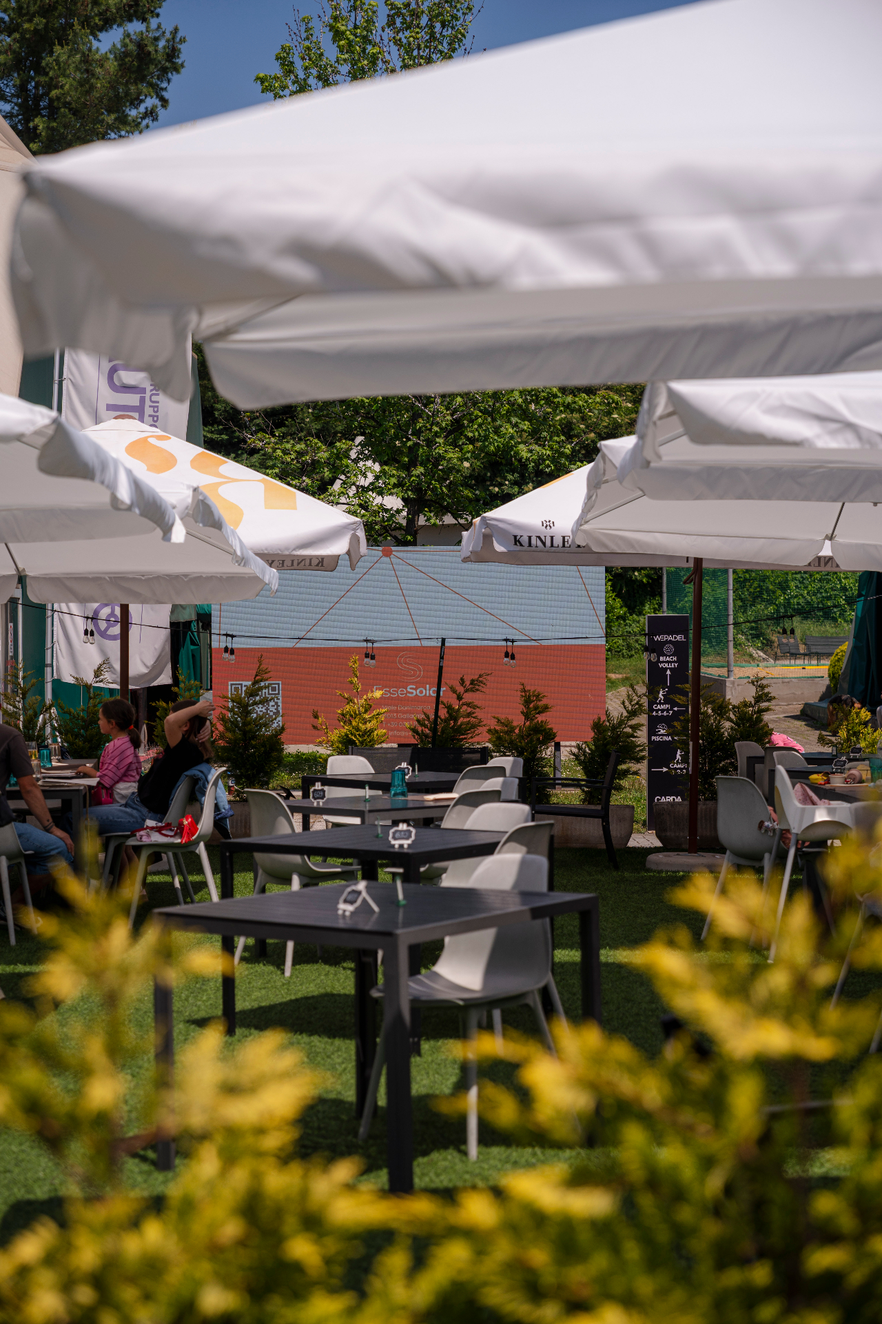 Aperitivo ai tavoli all'aperto